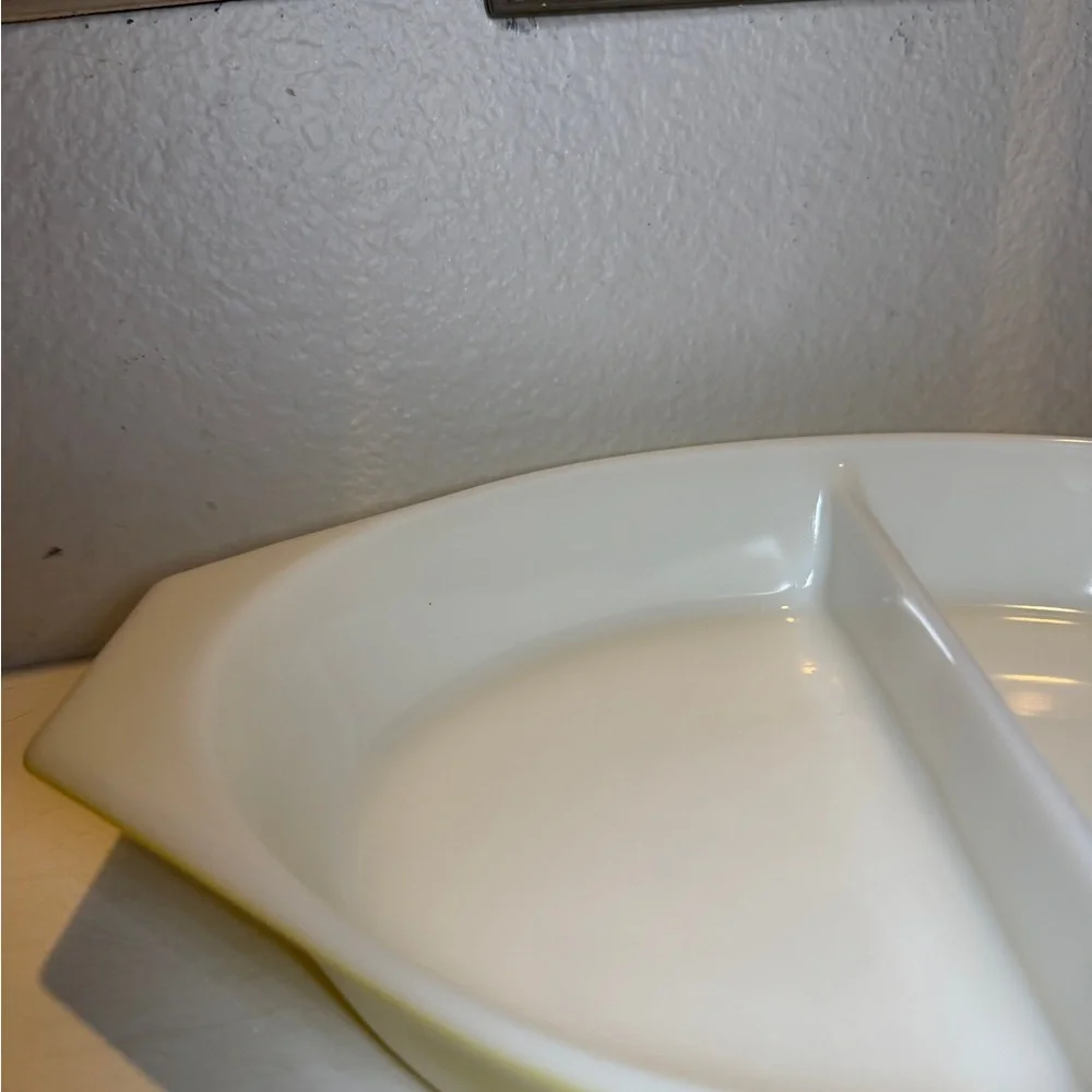 Vintage Pyrex Yellow 1 1/2 QT Divided‎ Casserole Baking Dish